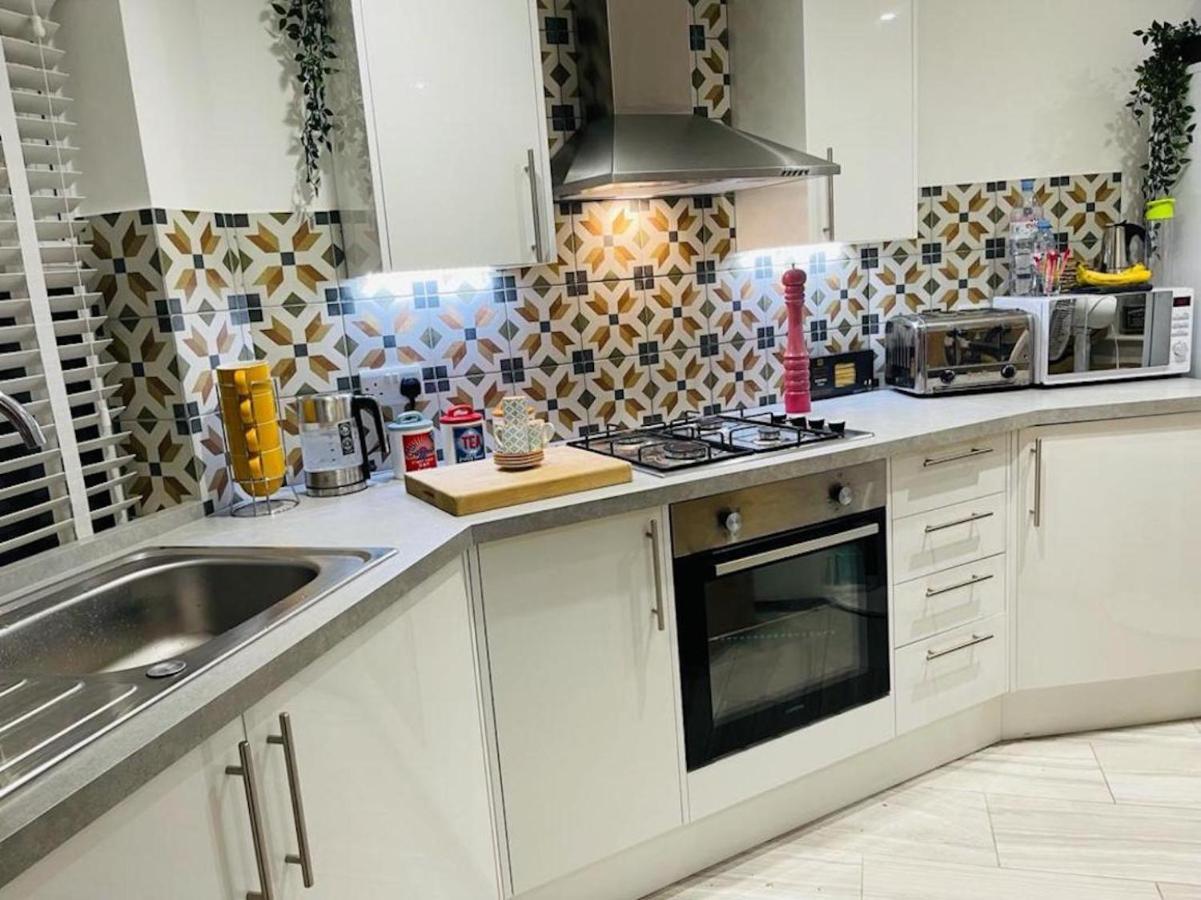 Bagshot Pennyhill Camberley Ascot Luxury 2 Beds 1 Bath Sleeps 4 Pets Ok Permit Parking Leilighet Eksteriør bilde