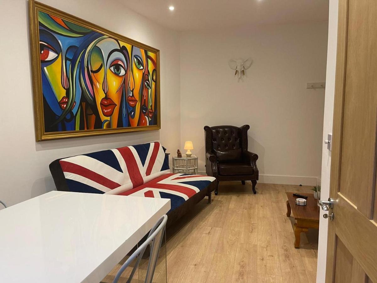 Bagshot Pennyhill Camberley Ascot Luxury 2 Beds 1 Bath Sleeps 4 Pets Ok Permit Parking Leilighet Eksteriør bilde