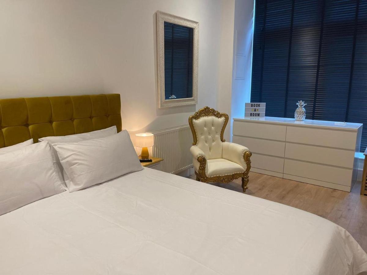 Bagshot Pennyhill Camberley Ascot Luxury 2 Beds 1 Bath Sleeps 4 Pets Ok Permit Parking Leilighet Eksteriør bilde