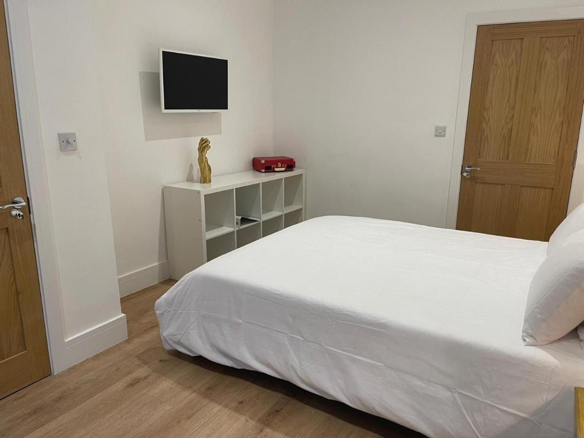 Bagshot Pennyhill Camberley Ascot Luxury 2 Beds 1 Bath Sleeps 4 Pets Ok Permit Parking Leilighet Eksteriør bilde