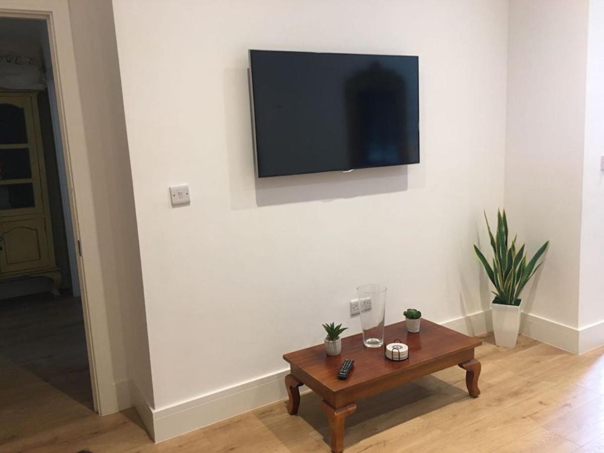 Bagshot Pennyhill Camberley Ascot Luxury 2 Beds 1 Bath Sleeps 4 Pets Ok Permit Parking Leilighet Eksteriør bilde