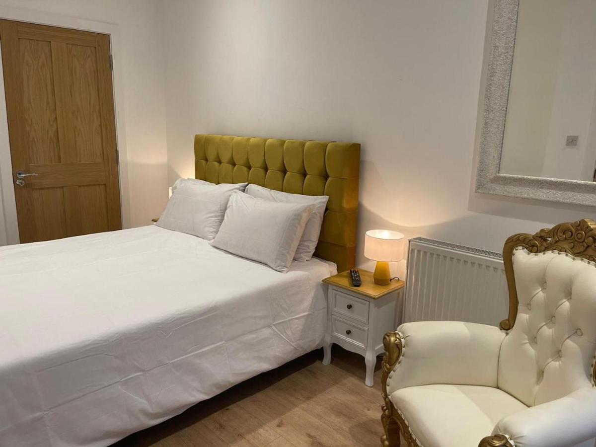 Bagshot Pennyhill Camberley Ascot Luxury 2 Beds 1 Bath Sleeps 4 Pets Ok Permit Parking Leilighet Eksteriør bilde