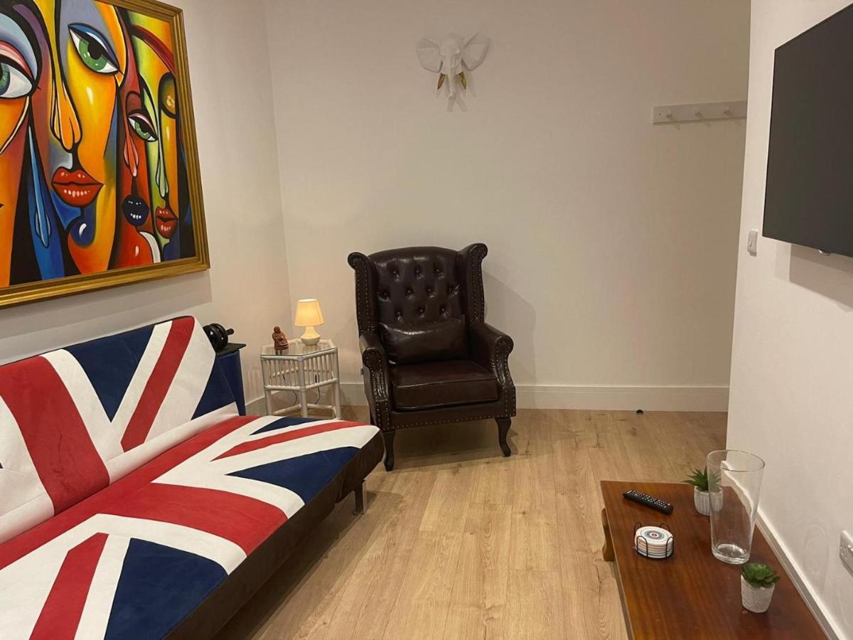 Bagshot Pennyhill Camberley Ascot Luxury 2 Beds 1 Bath Sleeps 4 Pets Ok Permit Parking Leilighet Eksteriør bilde