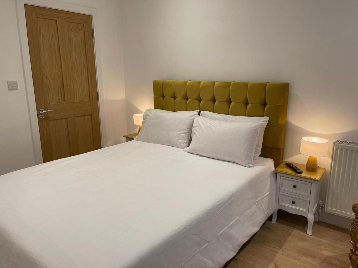Bagshot Pennyhill Camberley Ascot Luxury 2 Beds 1 Bath Sleeps 4 Pets Ok Permit Parking Leilighet Eksteriør bilde