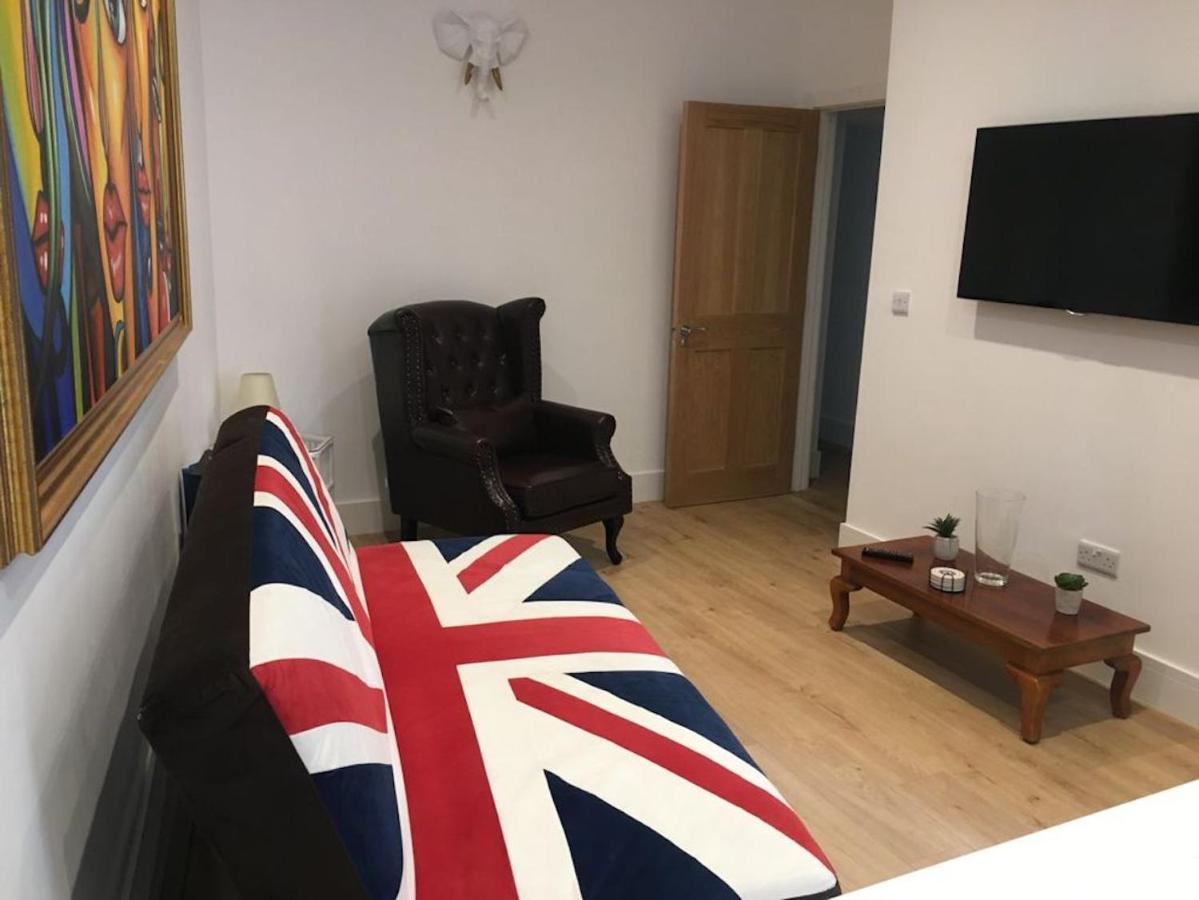Bagshot Pennyhill Camberley Ascot Luxury 2 Beds 1 Bath Sleeps 4 Pets Ok Permit Parking Leilighet Eksteriør bilde