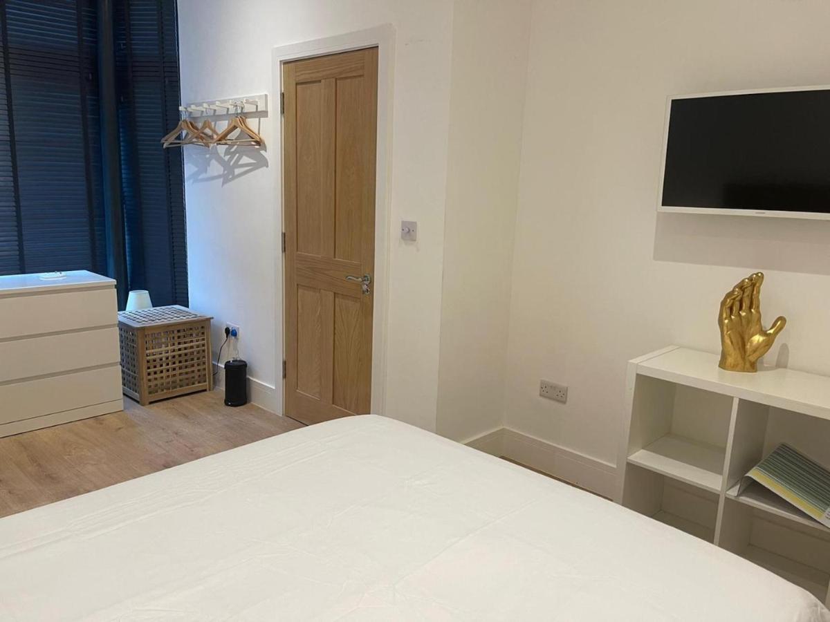 Bagshot Pennyhill Camberley Ascot Luxury 2 Beds 1 Bath Sleeps 4 Pets Ok Permit Parking Leilighet Eksteriør bilde